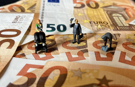 6.200 milliards d'euros d'ici 2040 : les chiffres de la "grande transmission" du patrimoine à l'oeuvre en France