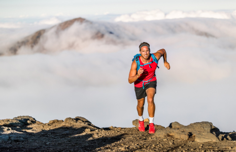 Voyage sportif : Explorer les montagnes à travers le trail running