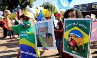 Manifestation à l'appel de l'Union nationale des étudiants (UNE) contre les taxes commerciales et les sanctions du gouvernement américain contre le Brésil, devant l'ambassade des États-Unis à Brasilia, le 1er août 2025 ( AFP / SERGIO LIMA )