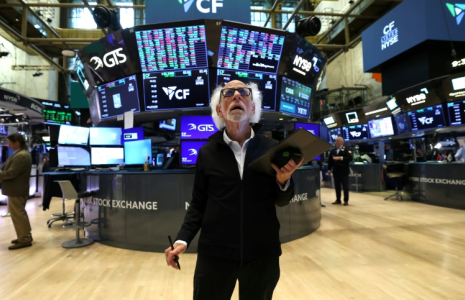 Wall Street fléchit, lestée par les prix à la production américains